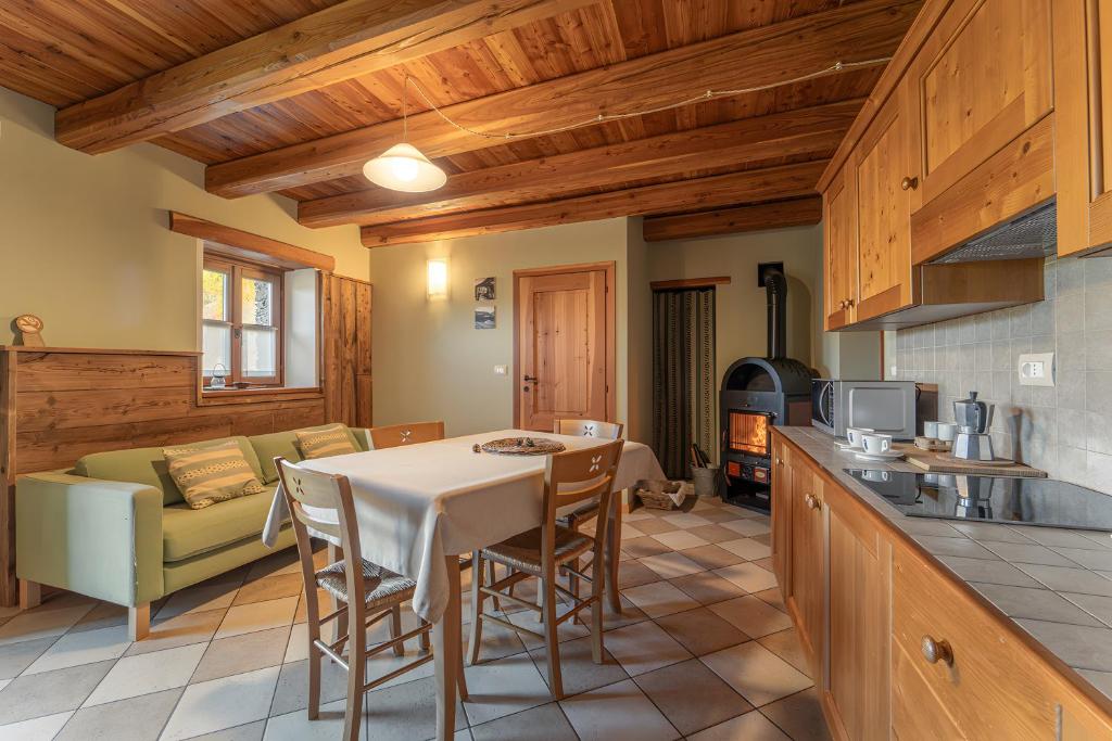 a kitchen and living room with a table and chairs at Civico 12 in Marmora