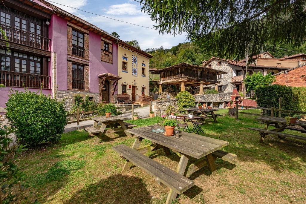 a picnic table in a yard in front of a building at Casa Florenta G3 in Cangas de Onís