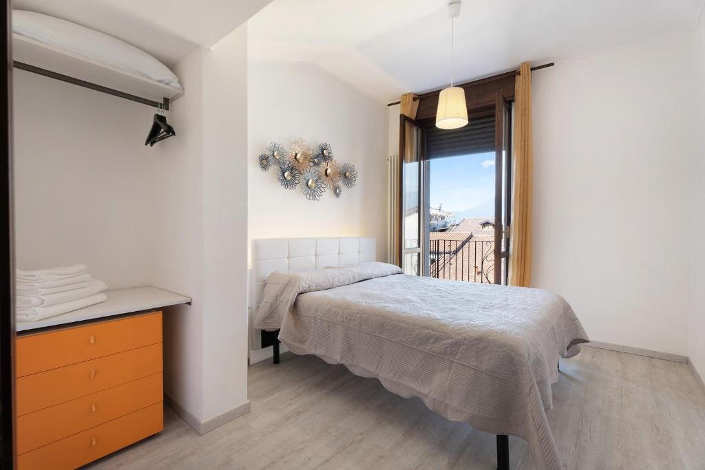 a bedroom with a bed and a window at Mansarda Vialba in Germignaga