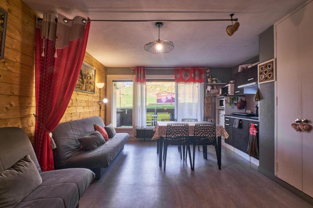 a living room with a couch and a table at Studio Au Pieds Pistes Ski Collet in Allevard