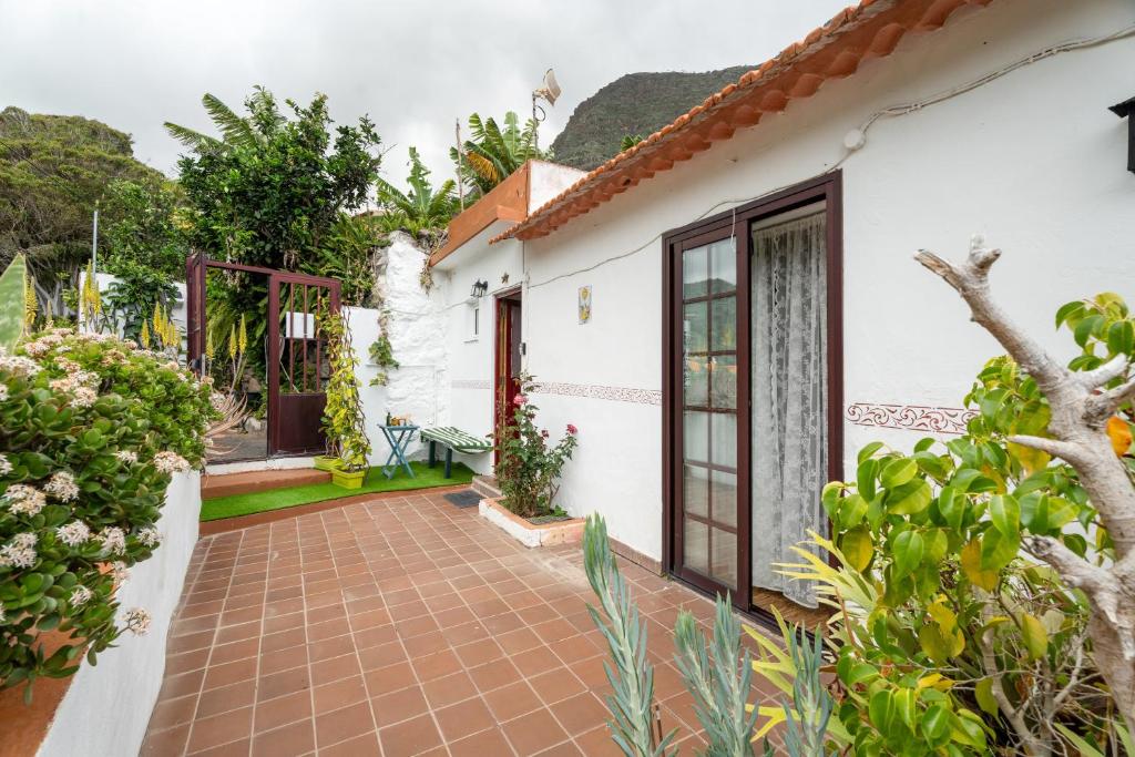 a house with a courtyard and a patio at La Estrella in Hermigua