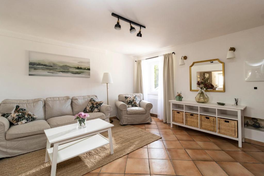 a living room with a couch and a table at Bed and breakfast Biancalana in Petritoli