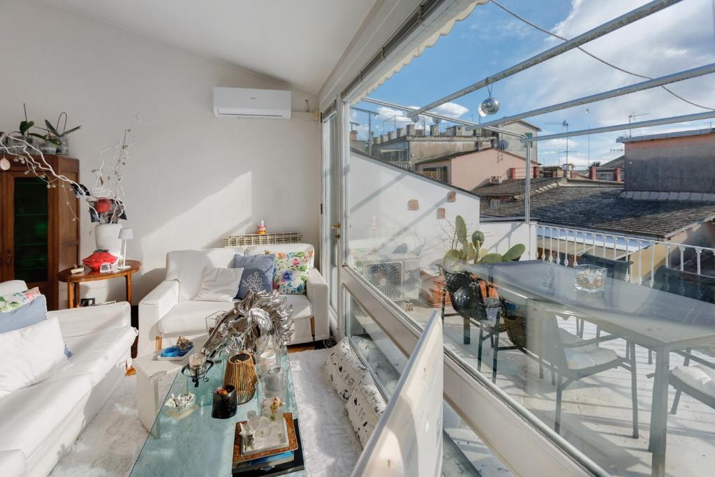 ein Wohnzimmer mit Blick auf einen Balkon in der Unterkunft Chiavari Elegante in Chiavari