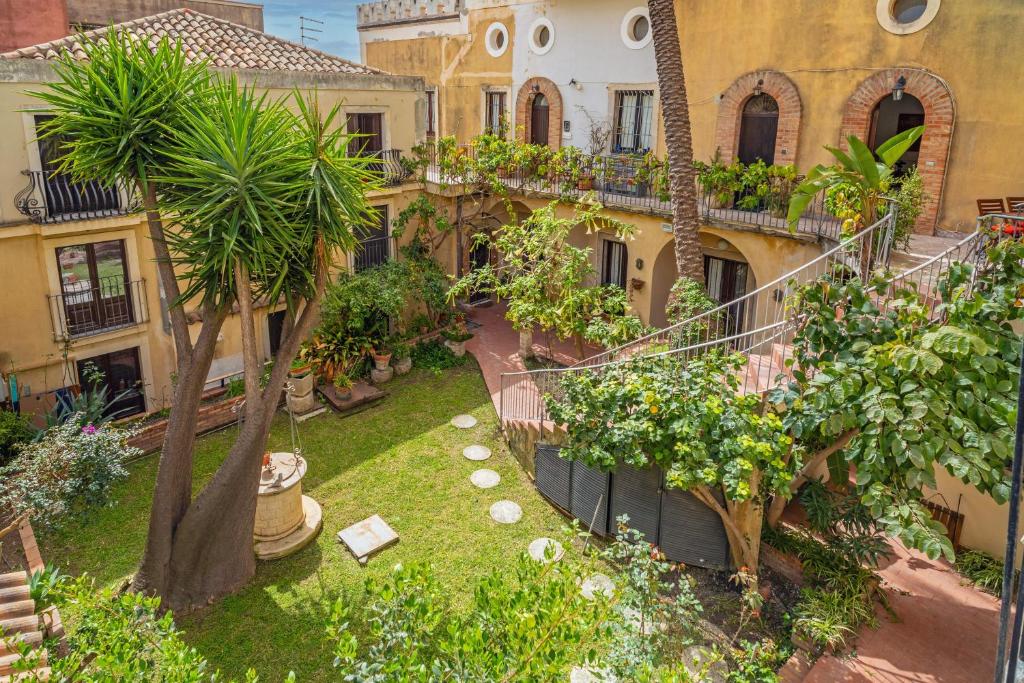 an outdoor garden with plants and trees in a building at Casa Florio in Taormina