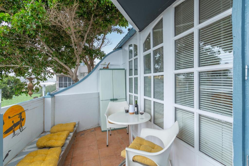 a small balcony with a table and chairs at El Doctoral in Vecindario
