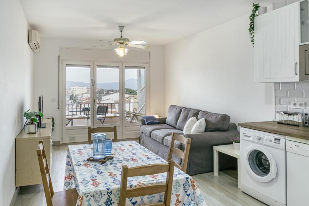 a living room with a couch and a table at Lago Sant Mauricio in Empuriabrava