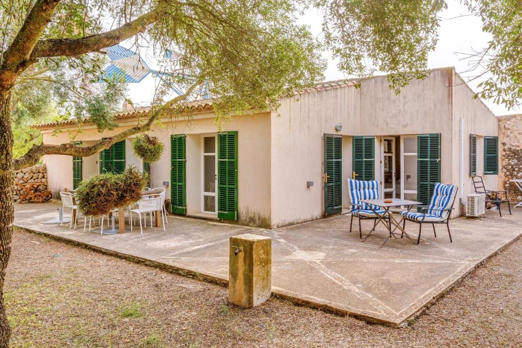 a house with chairs and a table in front of it at Possessio Sa Barrala Gallinero in Campos
