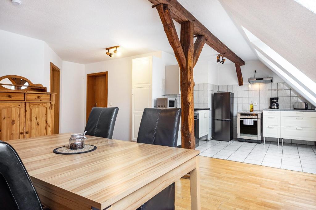 a kitchen and dining room with a wooden table and chairs at Monteurwohnung Schulze in Bad Bodenteich