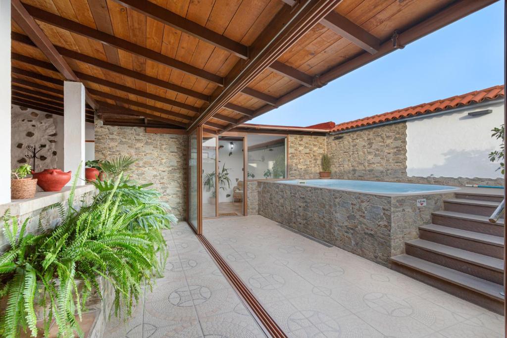 an outdoor patio with a hot tub on a house at Casa Las Toscas in Ingenio