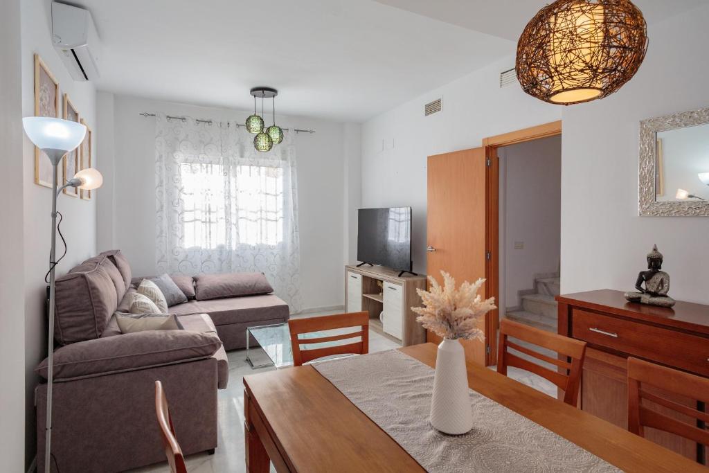 a living room with a couch and a table at El Rincón Sevillano in Gerena