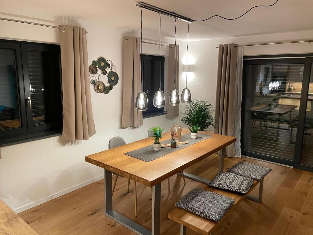 a dining room with a wooden table and chairs at Fewo Matzing - beim Gartner in Matzing
