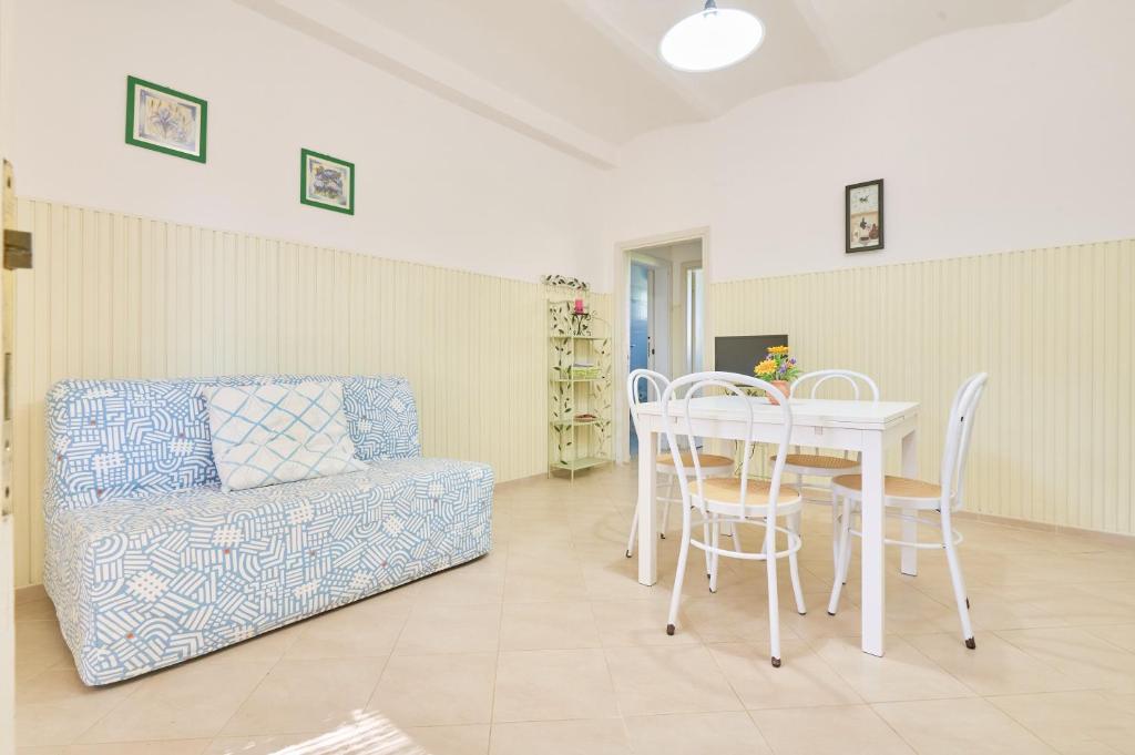 a living room with a table and a couch at Mare Etrusco 4 in Populonia