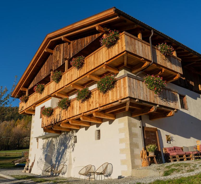 a building with a balcony with plants on it at Herzleierhof Rodeneck in Rodengo