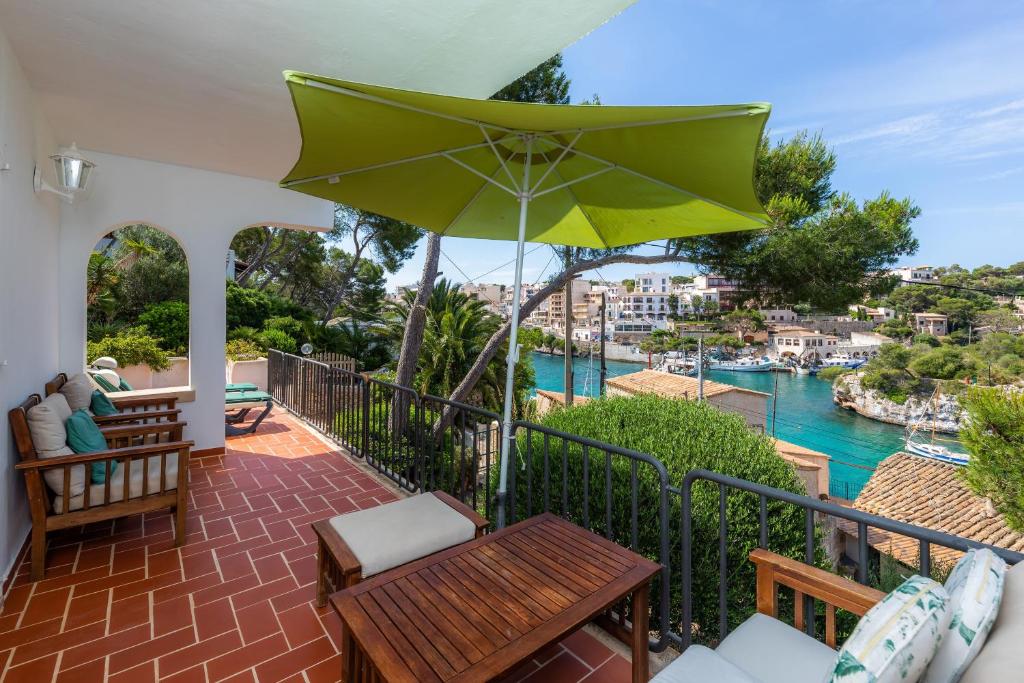 a patio with a table and an umbrella at Na Pallissera in Santanyi