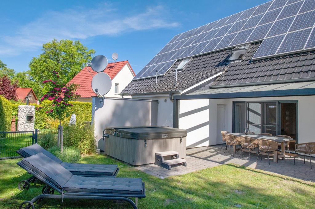 a backyard with a grill and a table and chairs at Villa Seebrise in Göhren-Lebbin