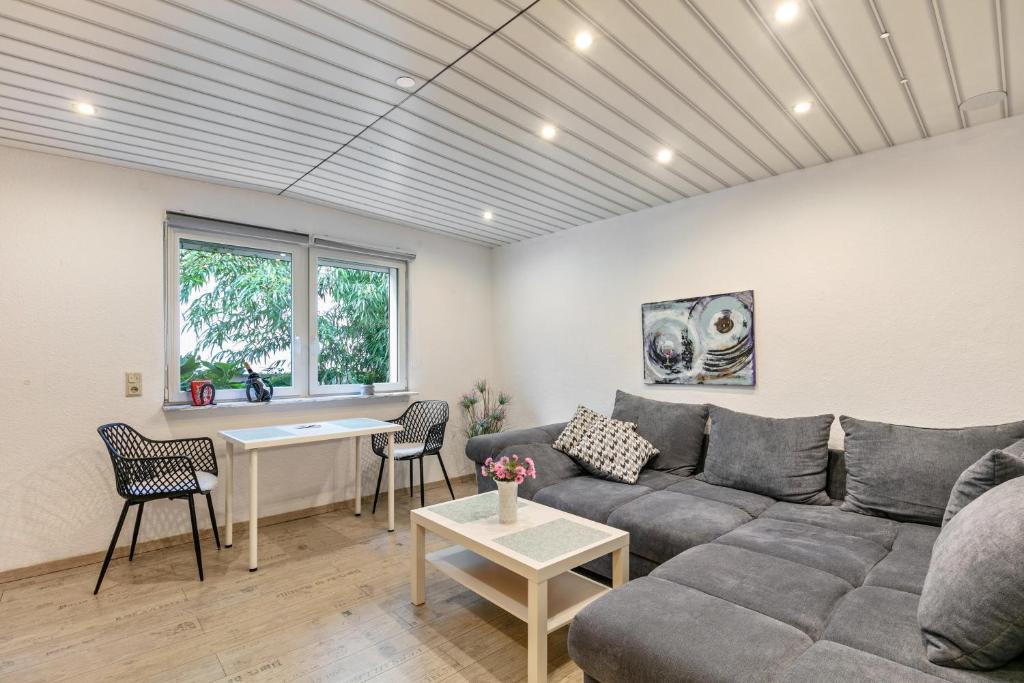 a living room with a couch and a table at Kleines Haus in Bernau bei Berlin
