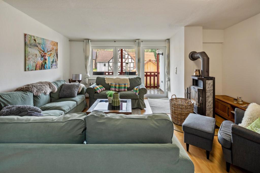 a living room with a couch and a table at Vogelsberger Bett Köddingen in Köddingen