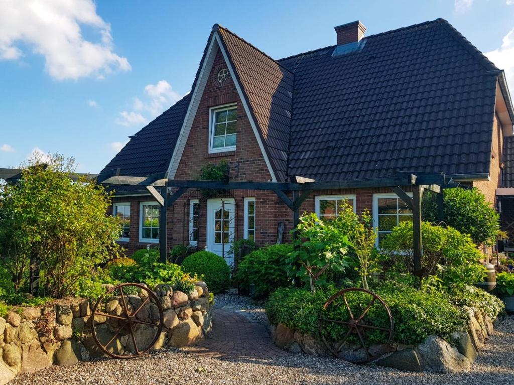 a house with two large stone gardens in front of it at Ferienwohnung Freiblick in Neukirchen