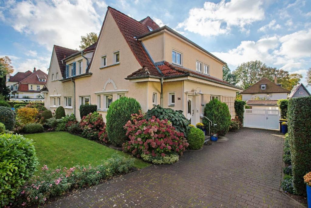 duży dom z ogrodem przed nim w obiekcie Ferienwohnung Bleichen 14 w mieście Stralsund