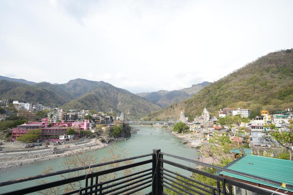 Blick auf einen Fluss und eine Stadt in der Unterkunft Full Stop Hostel in Rishikesh