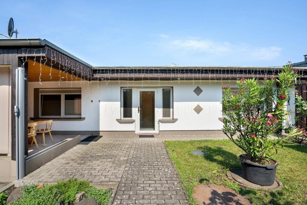 a home with a courtyard with a house at Ferienanlage in Großkoschen