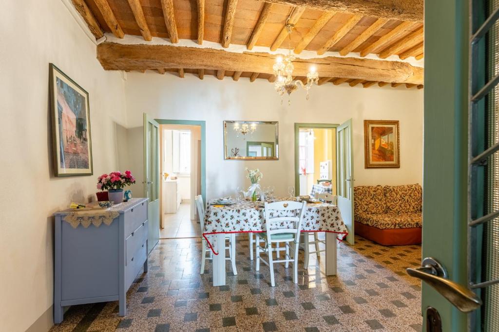 eine Küche und ein Esszimmer mit Tisch und Stühlen in der Unterkunft Mangiafuoco in Collodi