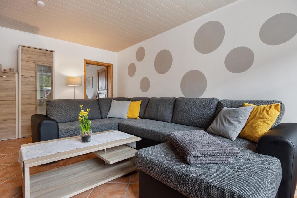 a living room with a couch and a table at Ferien-Monteurwohnung Kaiser in Uelzen