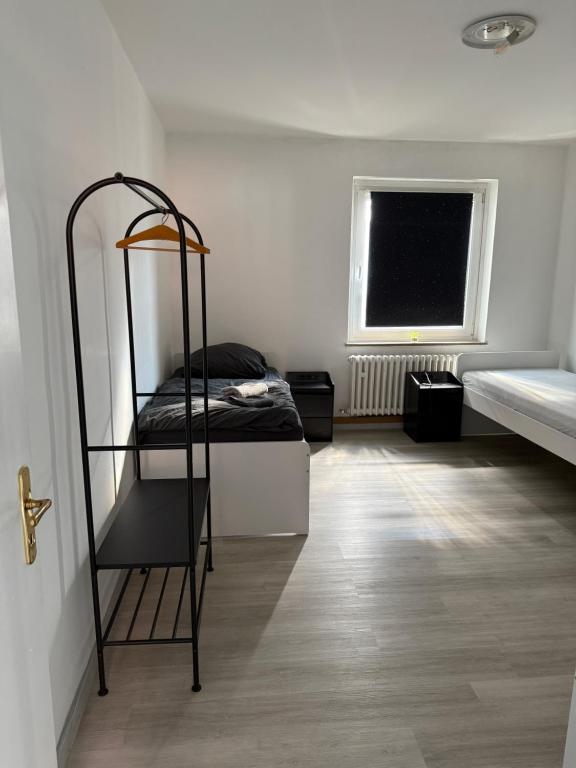a room with a black bunk bed and a window at Schöne 3 Zimmer Wohnung in Bad Salzuflen in Bad Salzuflen