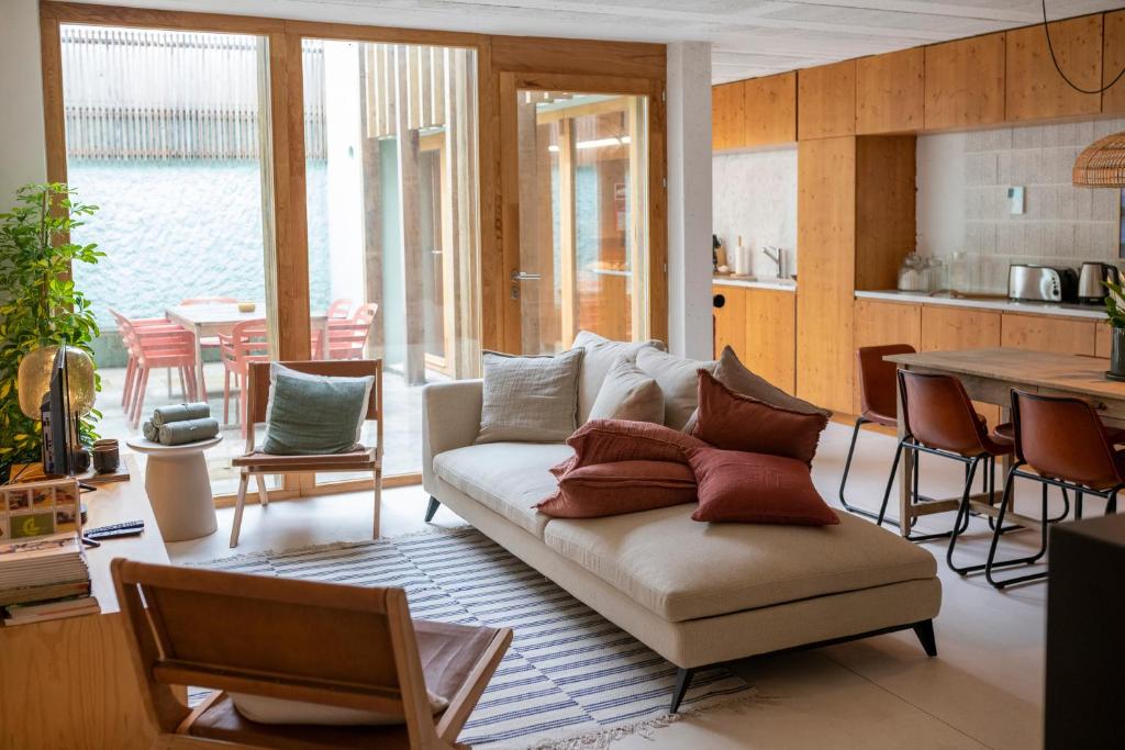 a living room with a couch and a table at Fisherman's Blues - Beach House in Arcozelo