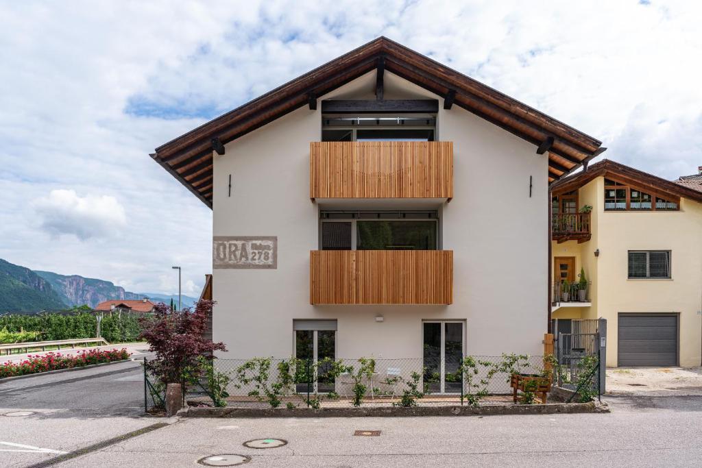 a white house with a wooden roof at Richard´s Home Auer in Auer