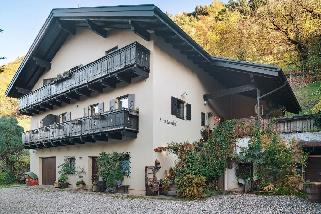 a building with balconies on the side of it at Alter Fausthof in Fie allo Sciliar
