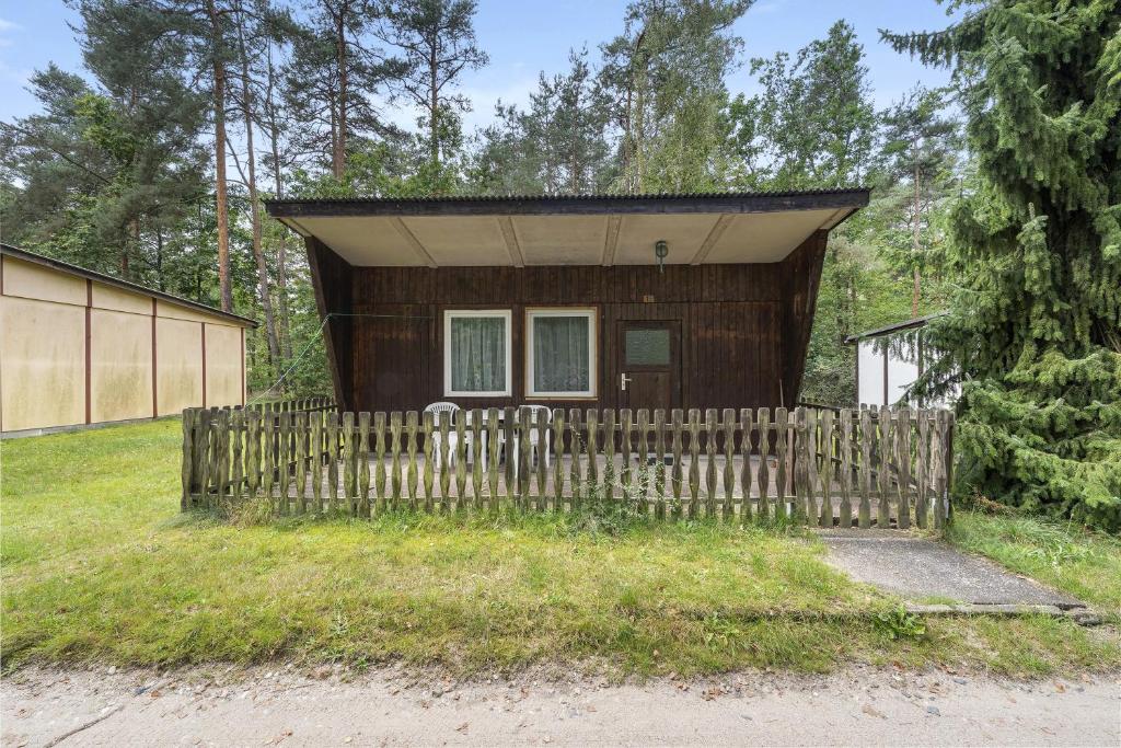 a small house with a fence in front of it at Bungalow 19 - Kimbucht in Reichendorf