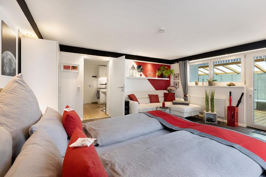 a room with a couch and a living room at Apartment Am Tobelbach in Oberlenningen