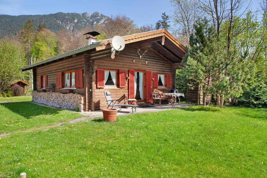a log cabin with a picnic table in the yard at Grashäusl in Grainau