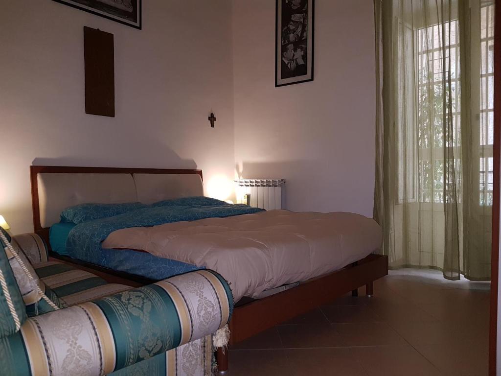 ナポリにあるAi Baretti B&Bのベッドルーム(ベッド1台、窓付)