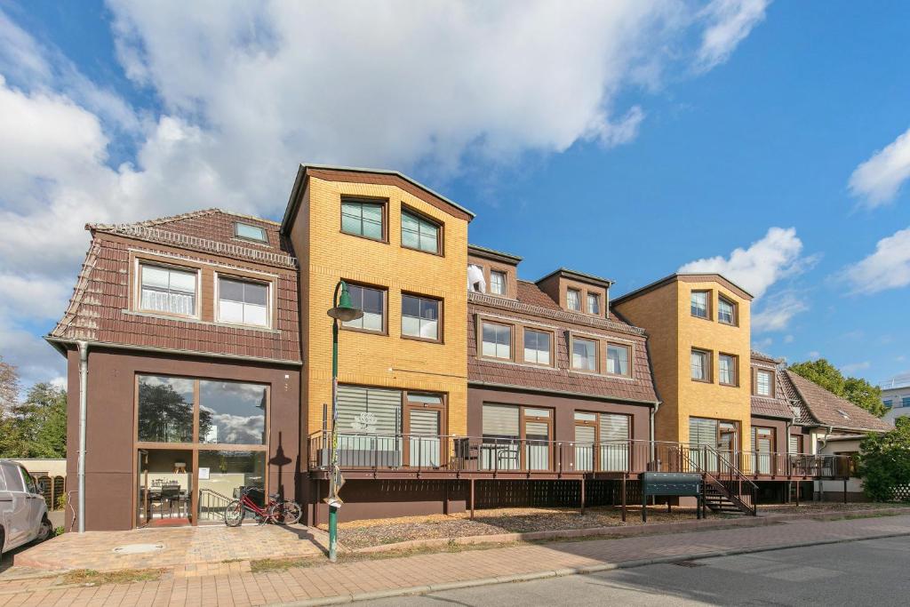 a yellow building on a city street at Hotel zur Panke Wohnung 5 in Kolonie Röntgental