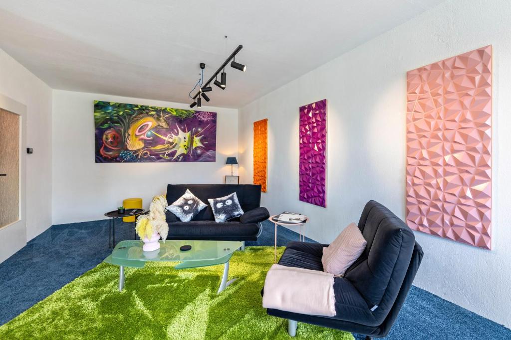 a living room with a couch and a table at Das Atelier in Ihlow