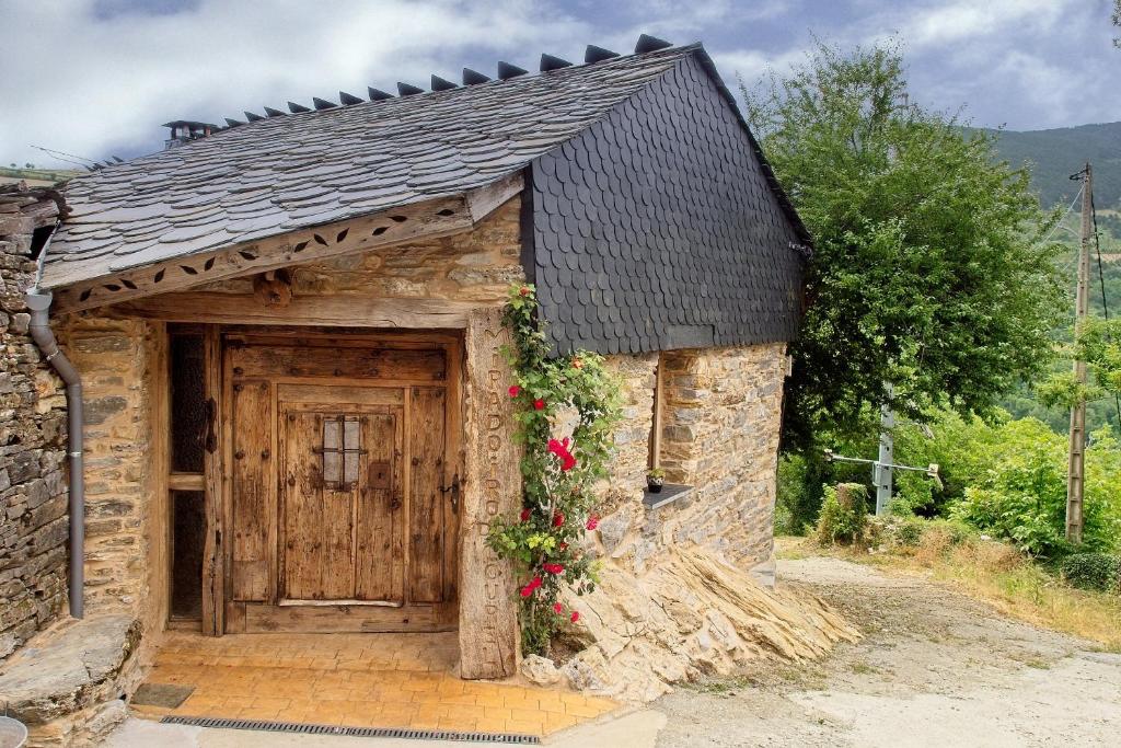 a small stone building with a wooden door at Miradoiro do Courel - Millares in Campelo