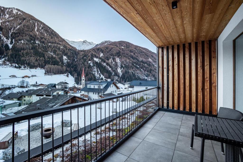 a balcony with a view of a snowy mountain at Stoana Apt 2-1 in San Giacomo