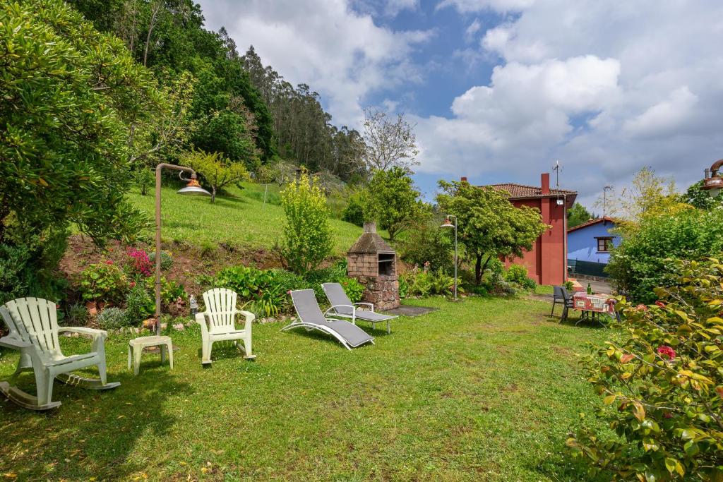 a group of chairs sitting in a yard at Lolo in Villaviciosa