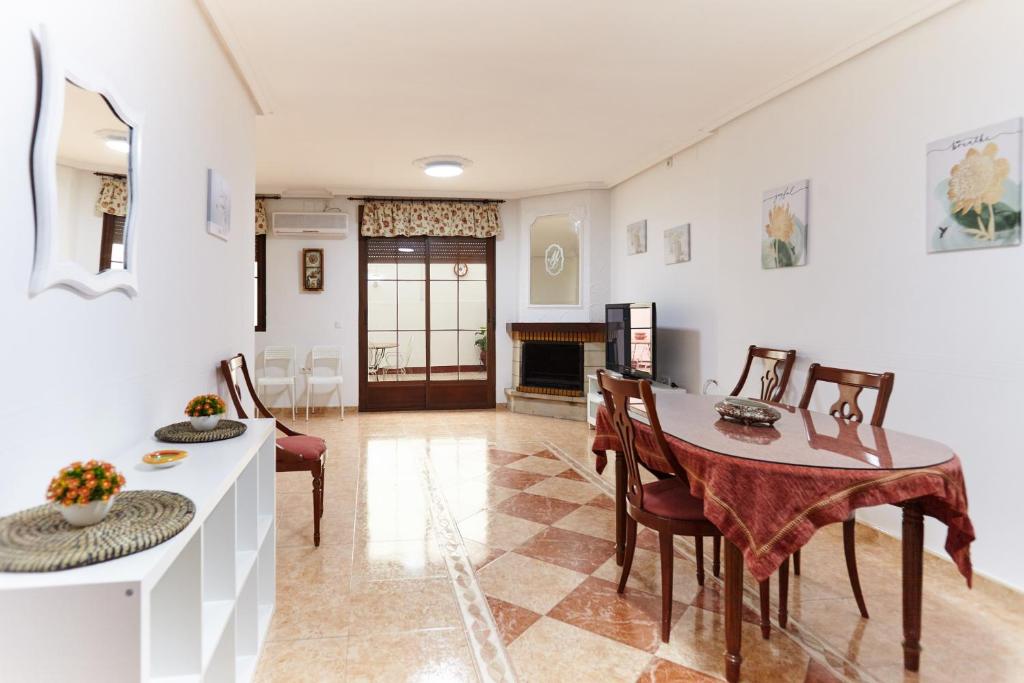 a kitchen and dining room with a table and chairs at Casa López in Baena