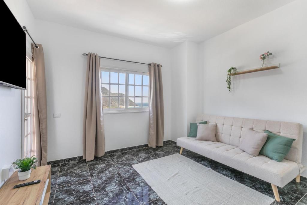 a living room with a couch and a window at Momento florida in San Andrés