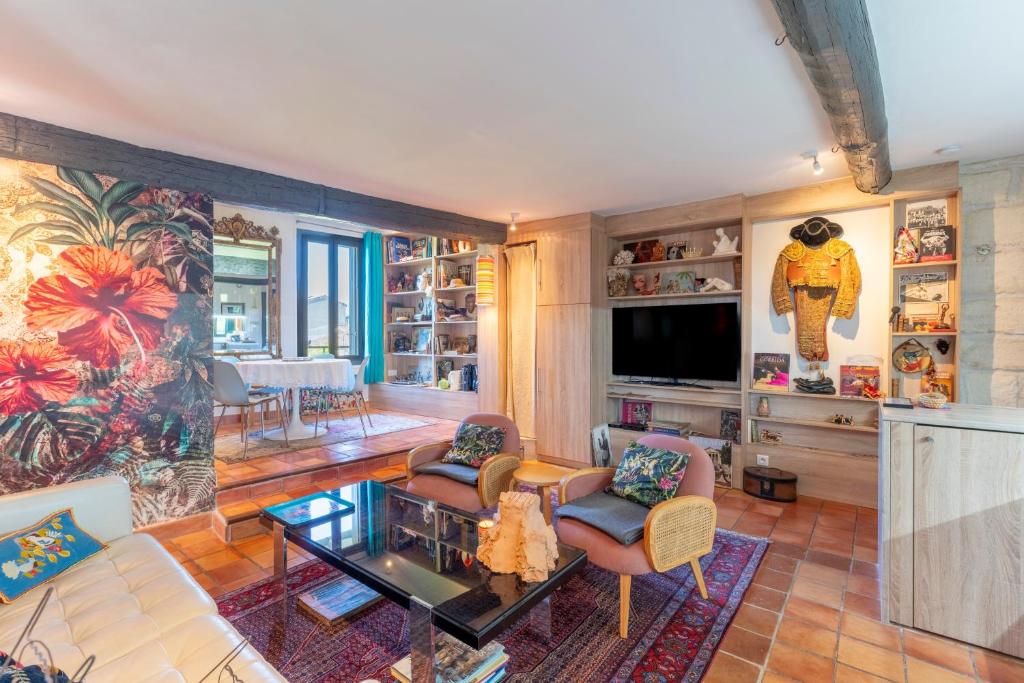 a living room filled with furniture and a flat screen tv at En plein centre d'Avignon in Avignon