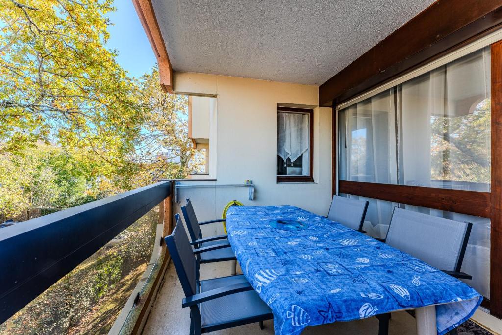 a table and chairs on the balcony of a house at Appartement Andernos - Proche plage in Andernos-les-Bains