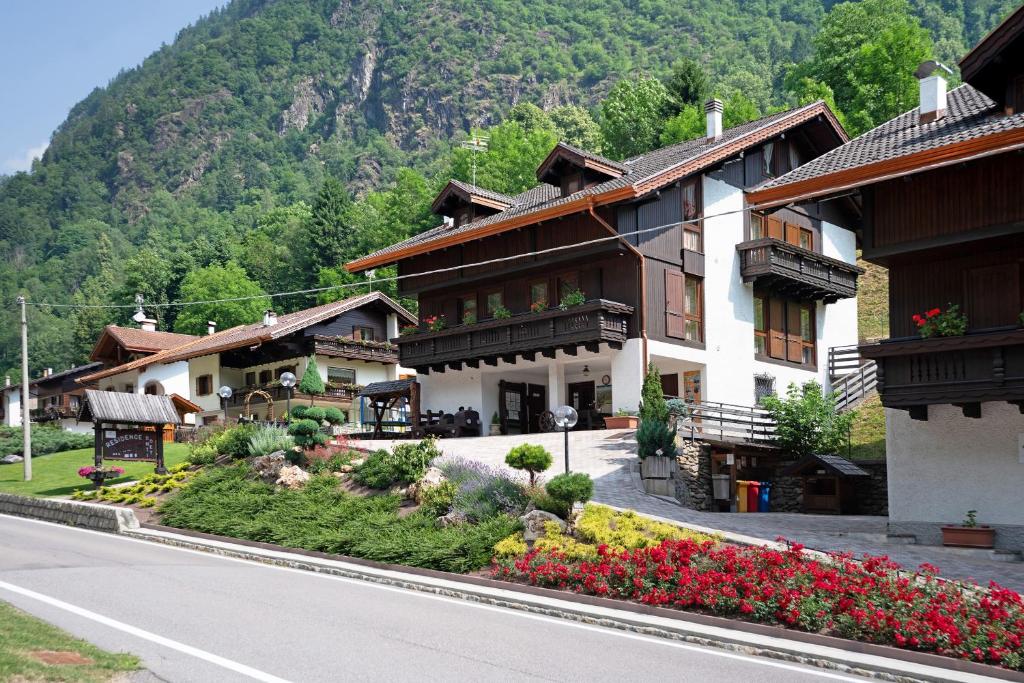 a building on the side of a street with a mountain at Residence Bonetti in Rabbi