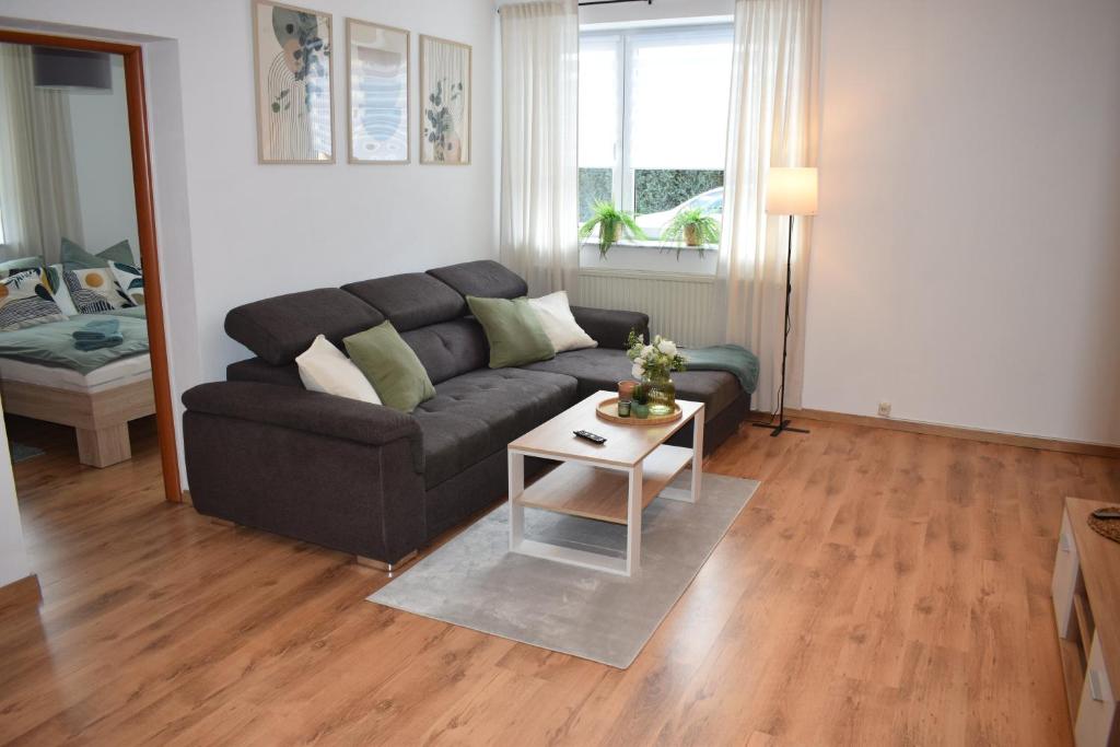 a living room with a black couch and a table at Ferienwohnung Jacobi in Weißenfels