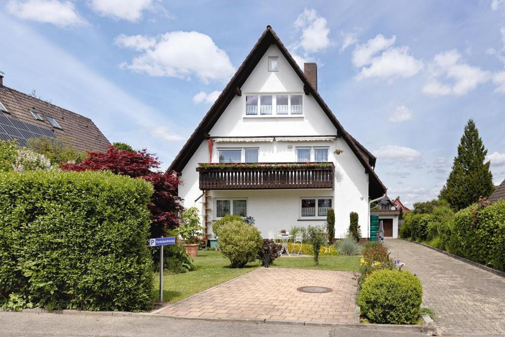 a white house with a gambrel roof at Ferienwohnung Lemke in Donaueschingen
