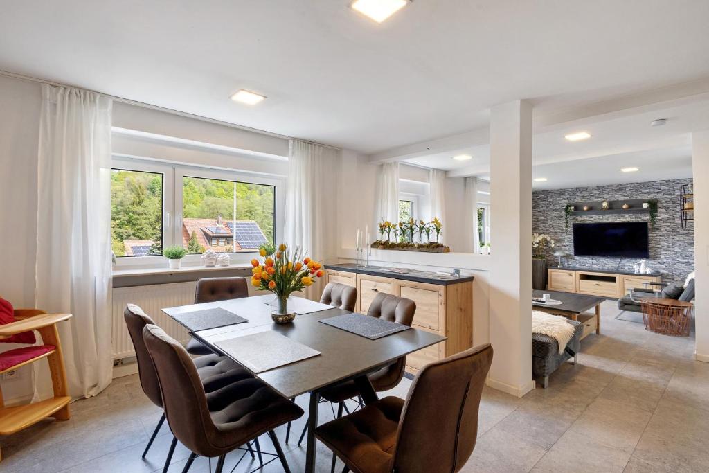 a kitchen and dining room with a table and chairs at Ferienwohnung Högenbachtal in Pommelsbrunn