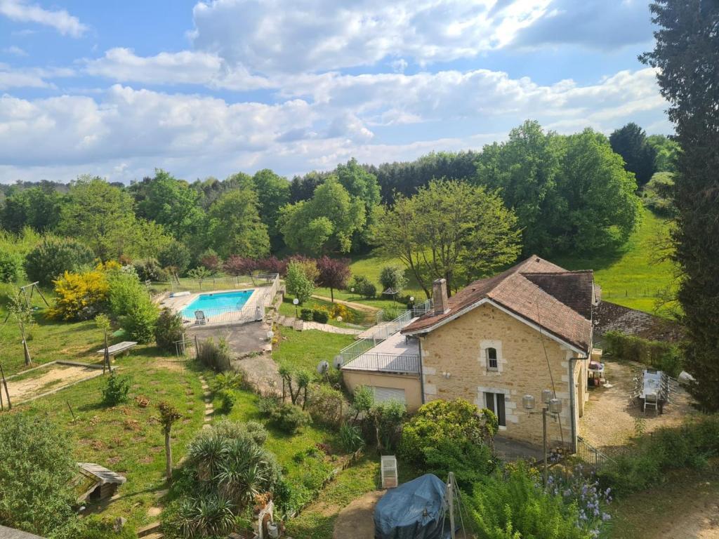 an aerial view of a house and a swimming pool at Maison Sébastien in Saint-Pierre-de-Côle