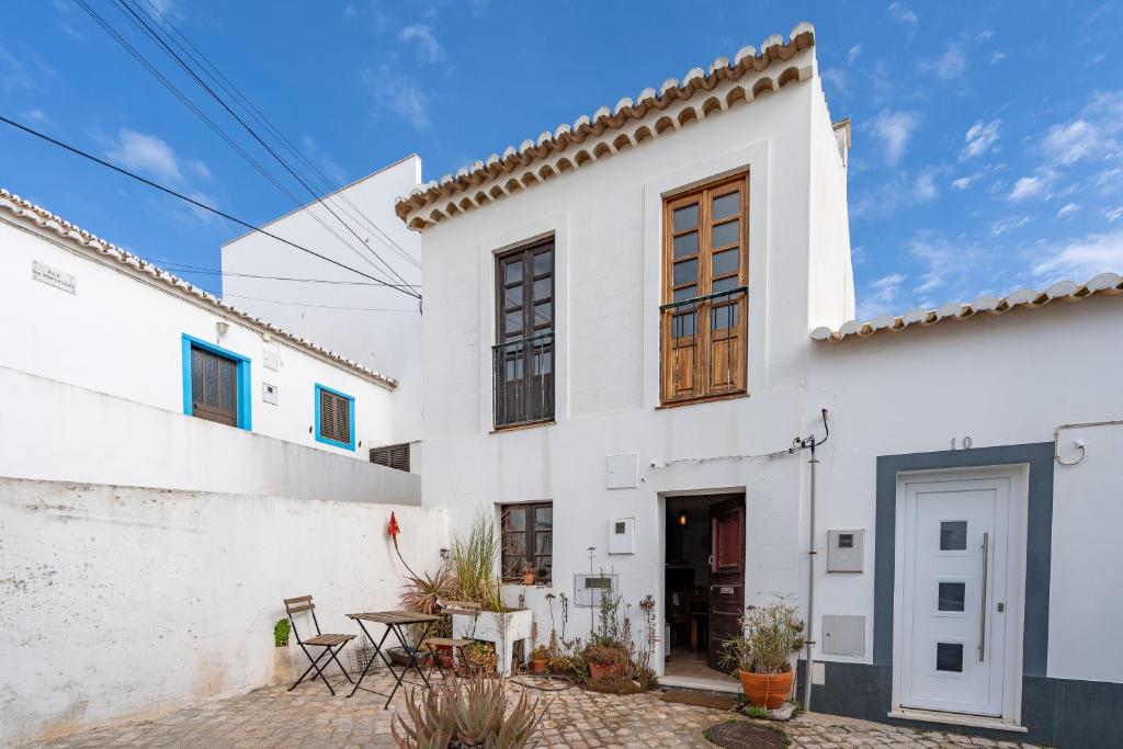 a white house with a patio in front of it at Casa da Praia 2 in Budens